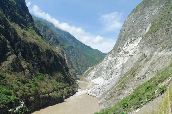 景区回应李现虎跳峡举国旗事件始末