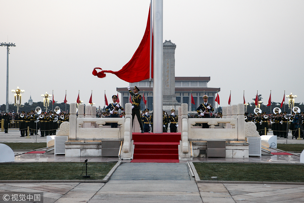 元旦天安门升国旗仪式，展现国家精神与力量的庄严瞬间