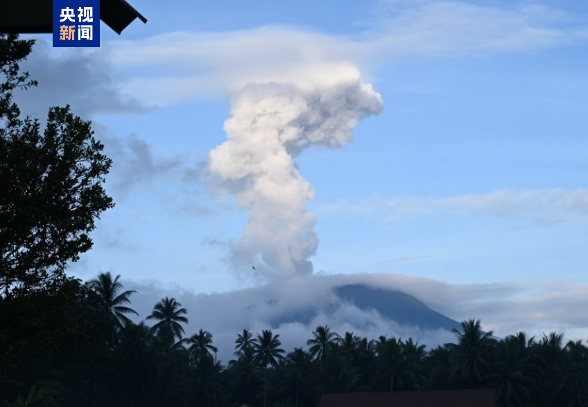 伊布火山喷发壮观景象，灰柱直冲云霄，高度达三千米