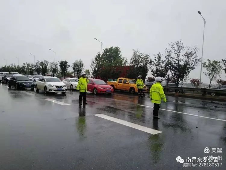 小车跳舞引发拥堵，交警迅速处置化解危机