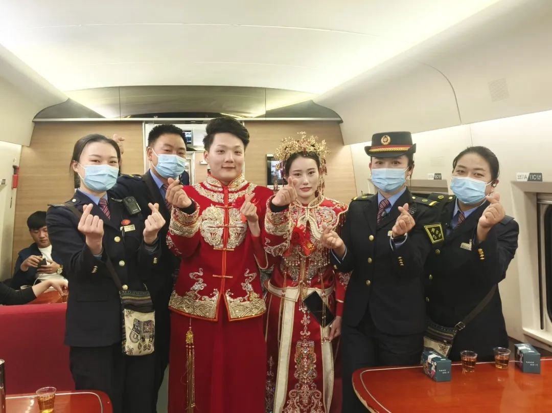 新娘高铁婚礼之旅，满载祝福的幸福启程