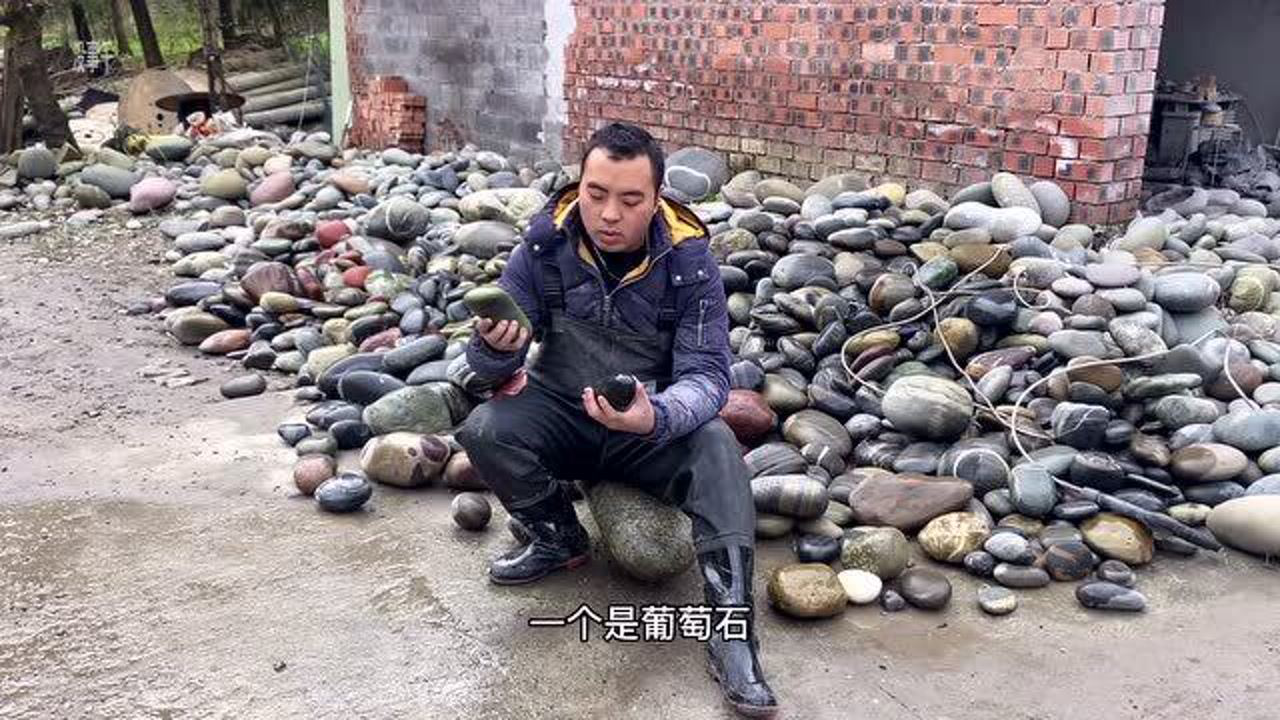 男子鹅卵石雕刻手艺，工艺品背后的故事与魅力