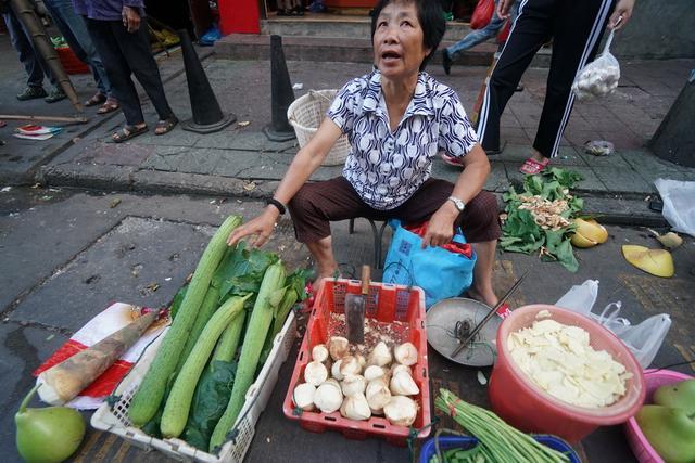 卖菜老人零钱买水泵，老板亏本相送背后的温情故事