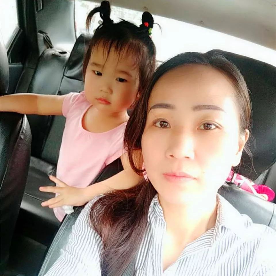 高圆圆携女儿公园游玩，亲子时光温馨可爱