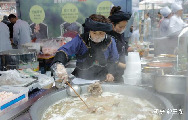 成都羊肉汤熬煮秘诀，老师傅传授，多熬自然白汤之道