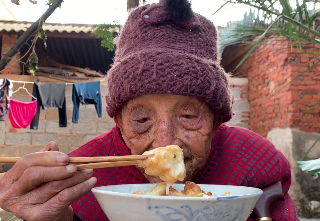 养生奶奶的独家秘方，营养丰富的牛奶鸡蛋苹果面羹