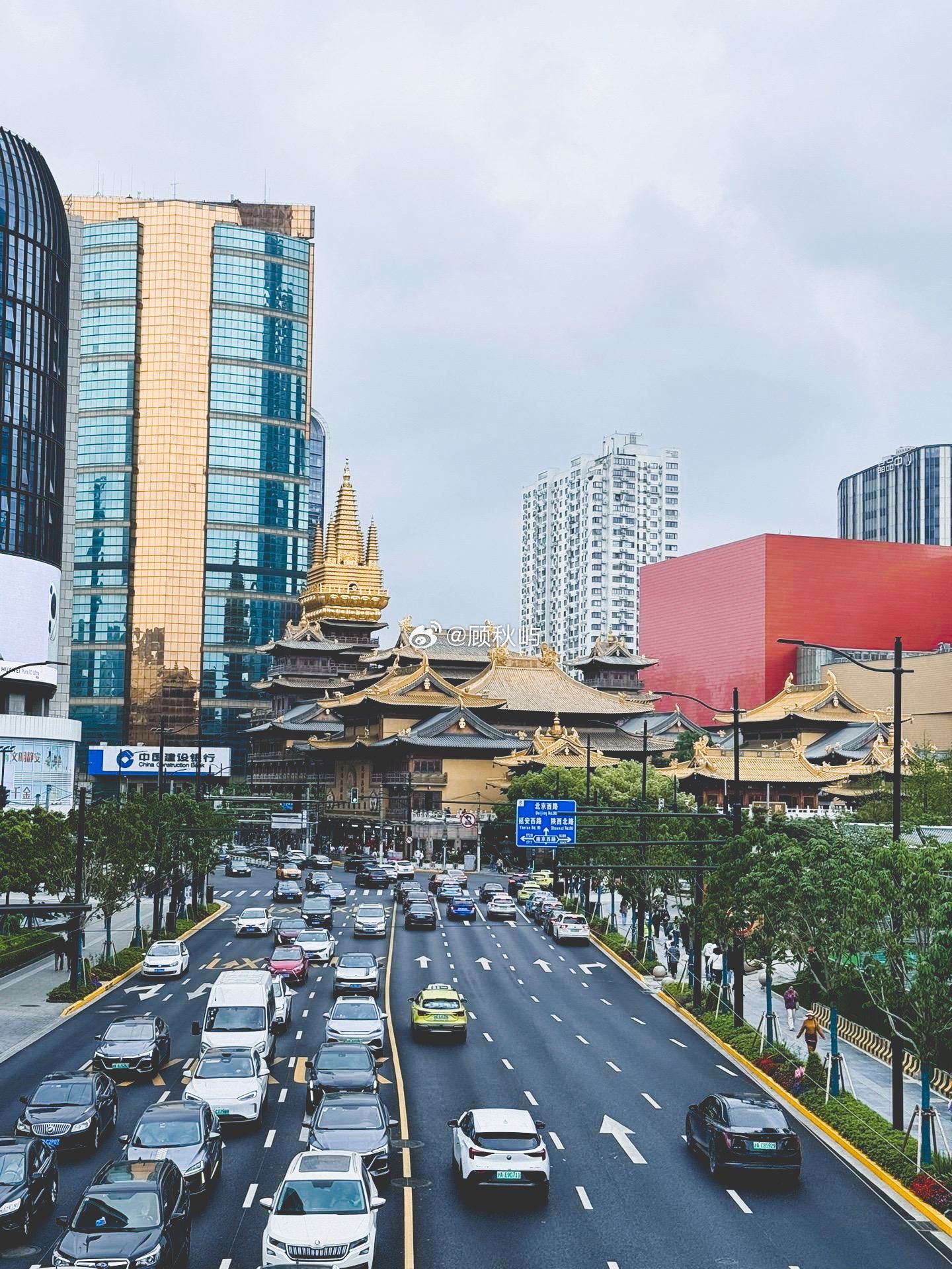 上海周五下班时刻的跨文化交流繁华景象，韩国人潮涌动