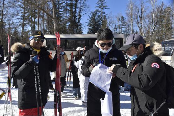 中国游客滑雪遭遇粉雪险境致悲剧，警示滑雪安全需重视