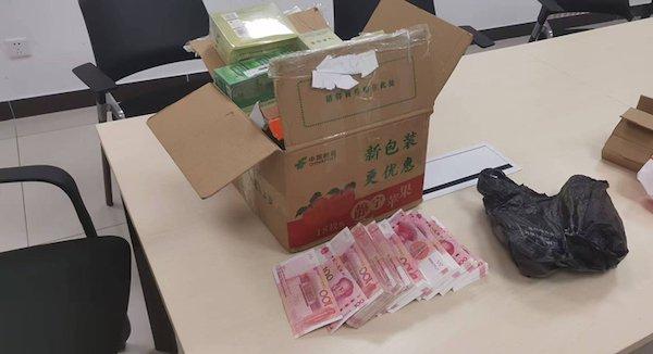 跑腿小哥发现酸奶箱藏巨款，警方介入揭示离奇事件