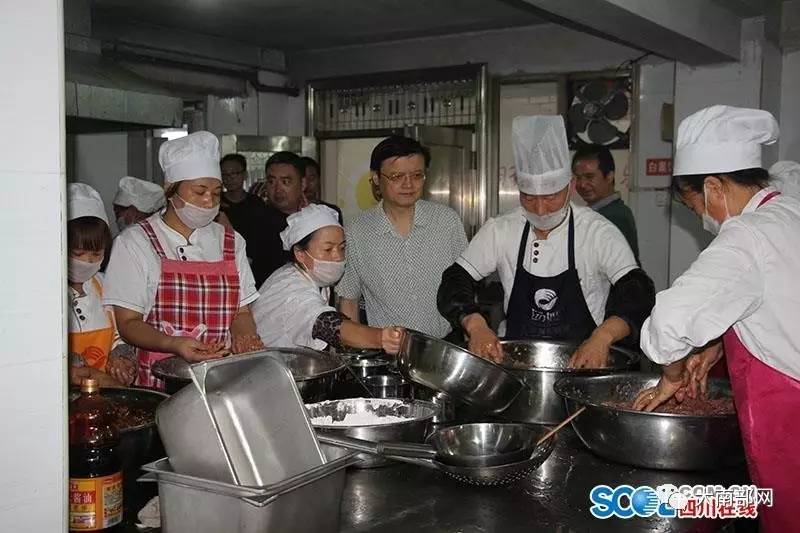 校长涉嫌靠校吃校，家族垄断食堂与工程，利益输送引发关注