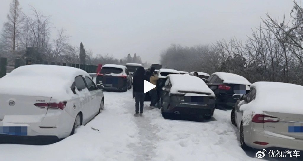 自驾返乡遇暴雪，电车之行面对的挑战及应对策略