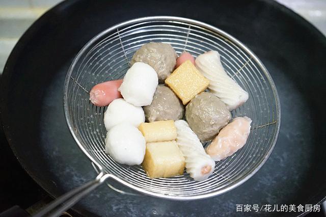 火锅盛宴，丸子浮起，静待最佳品尝时刻