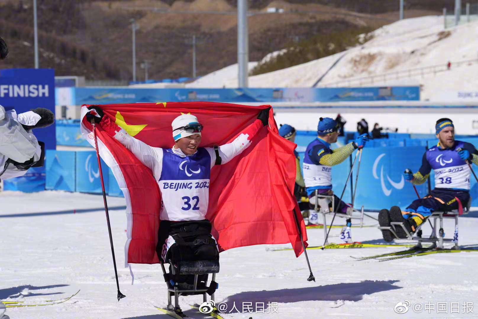 和李现共为中国冰雪运动健儿加油助威！