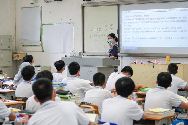 小学教师在教室突发离世，教育局通报引发社会关注与反思