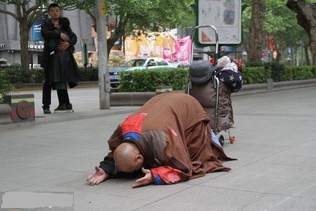 苦行僧三步一拜与男孩捡橘获糖，温暖人心的故事瞬间