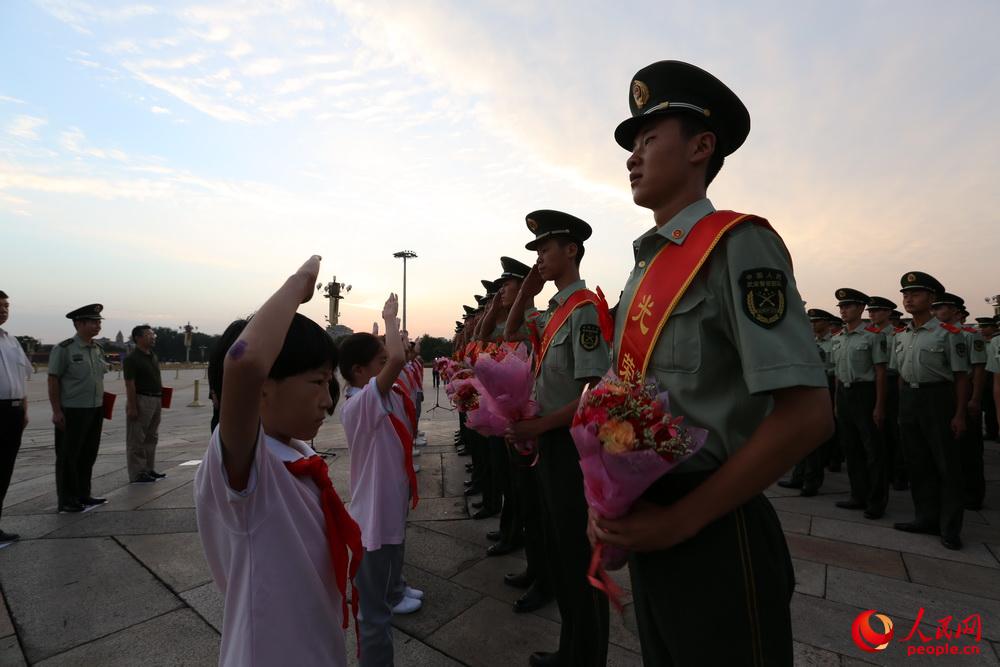 退役士兵军装加身捧鲜花重返小学，荣耀归来与情感深缔的约定