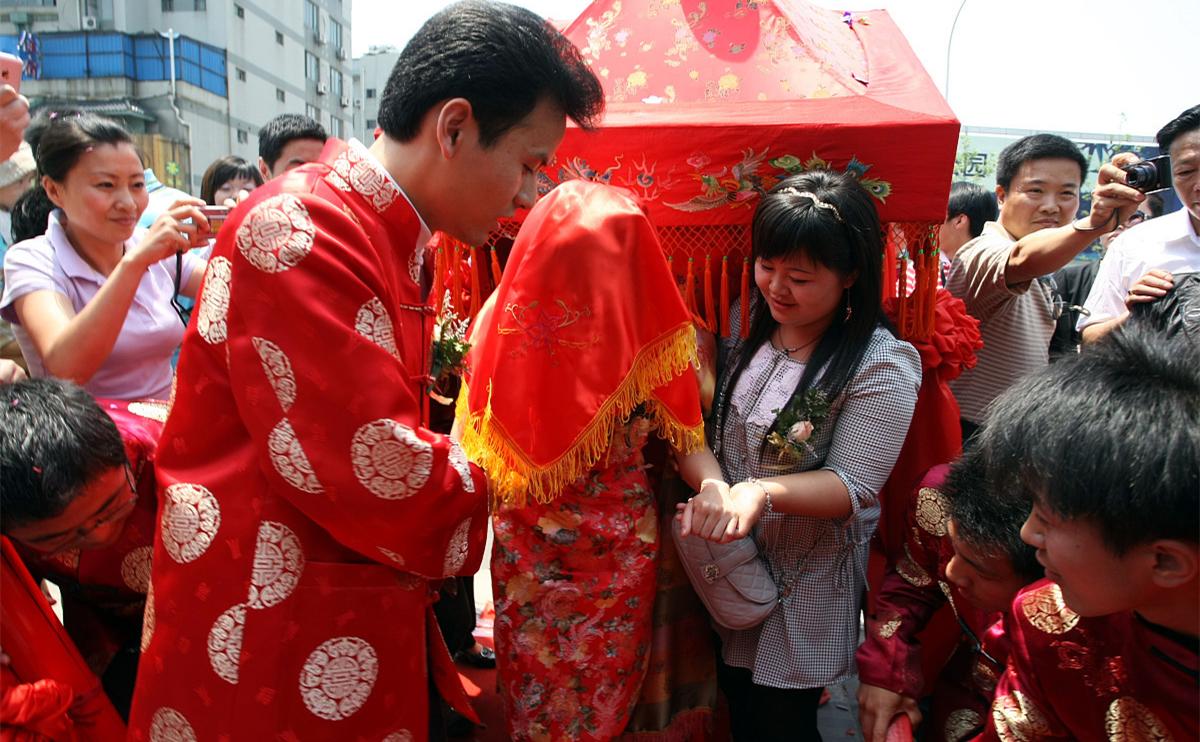 女生把行李放高铁站乘客轮番守护