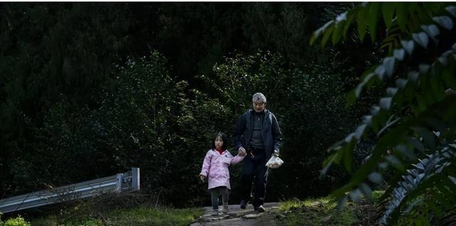 带偏瘫妻子跑车4年司机交新女友