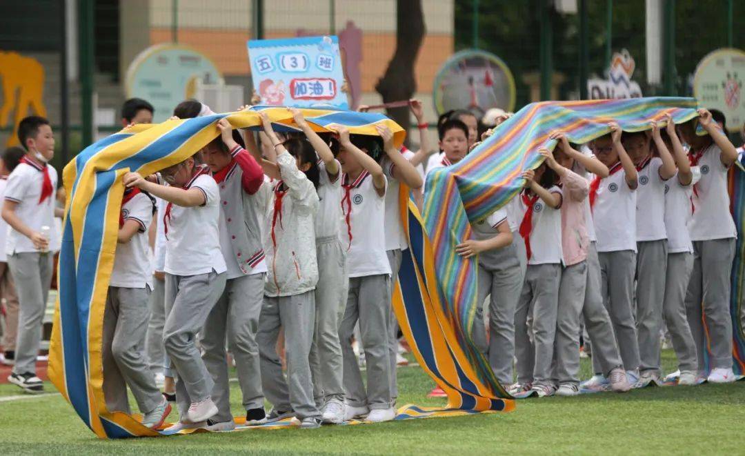 男子小学摆摊融合文化美食，古诗背诵送火鸡面活动启动